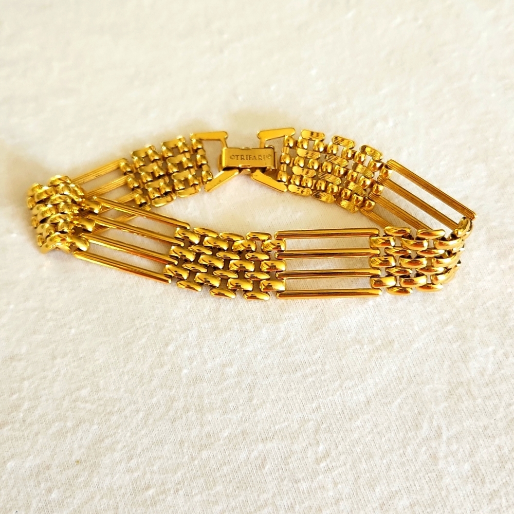 Vintage Trifari gold tone bracelet